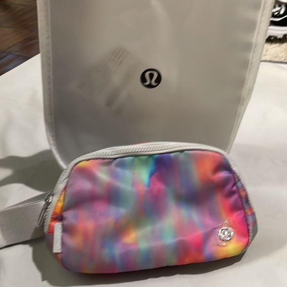 Lululemon everywhere belt bag prism wash multi NWT - Picture 4 of 6
